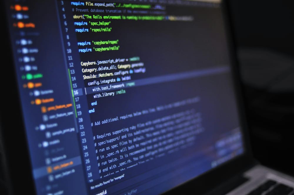 Le jargon des développeurs expliqué simplement (API, JSON, Node, Docker, swap, serveur) — un architecte traduit les mots qui vous font peur